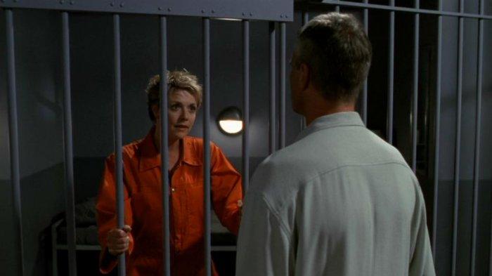 Jack steht vor einer Gefängniszelle, in dieser steht ihm Sam gegenüber in einem orangenen Overall.